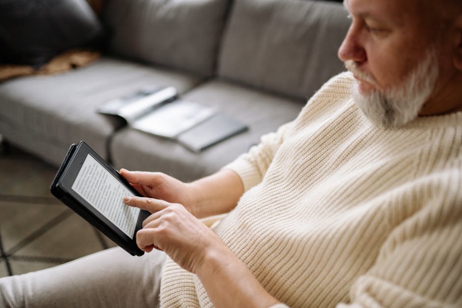 Persona che legge una rivista su tablet